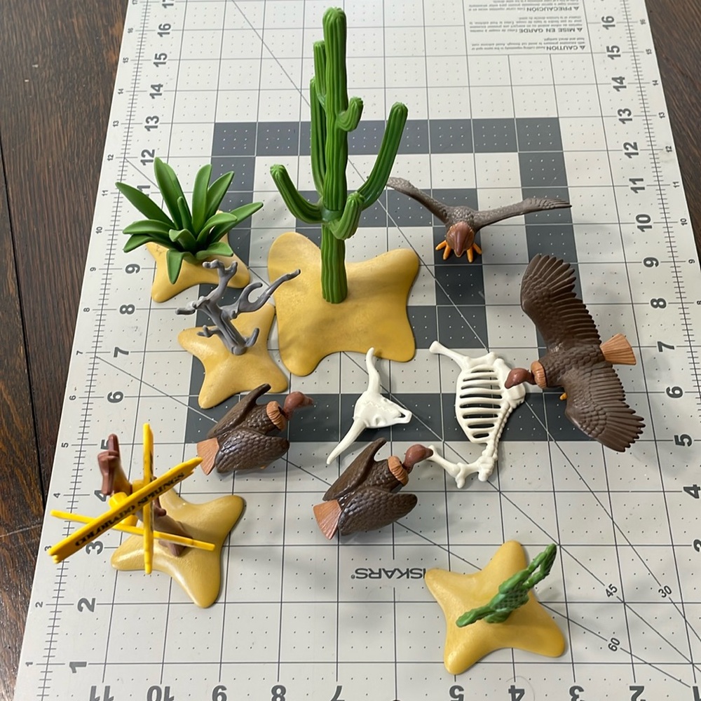 Playmobil desert scene play set extras, cacti, vultures, bones
